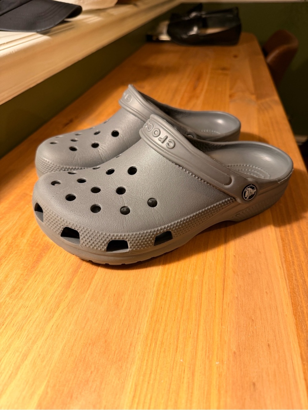 CROCS Woman’s 8 / Mens 6 Classic Clog in Gray